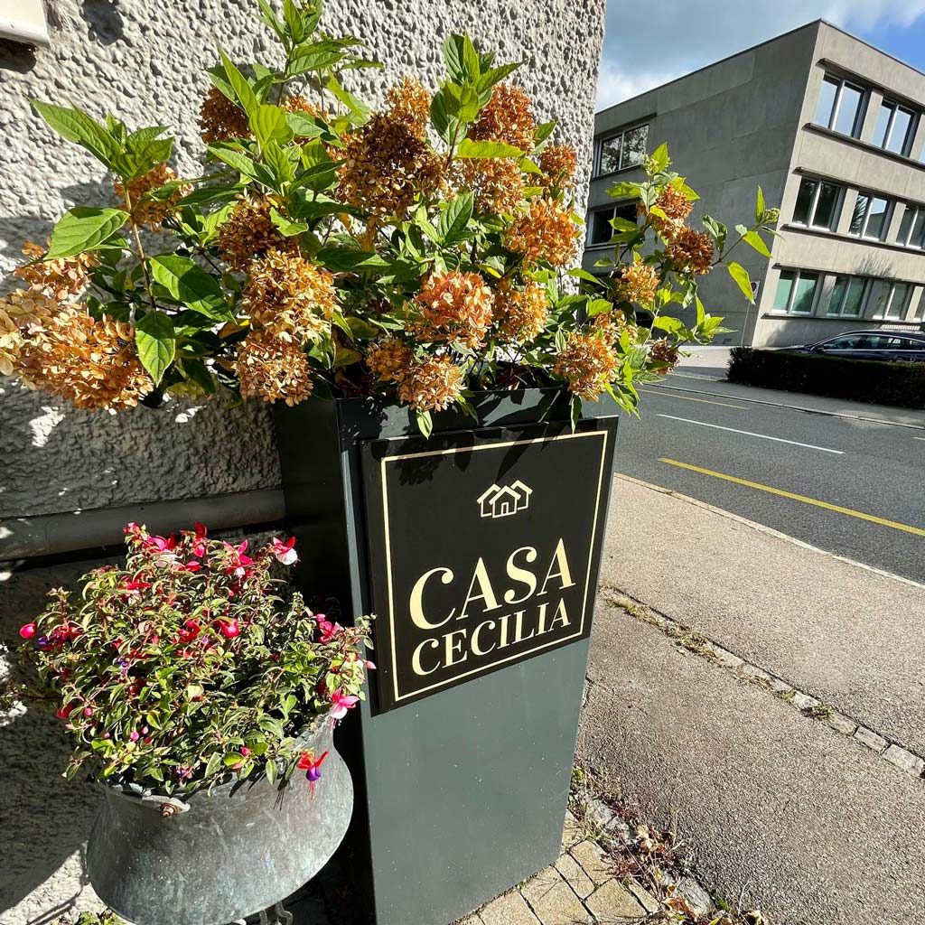 Casa Cecilia Gästehaus Strassenfront aussen Logo